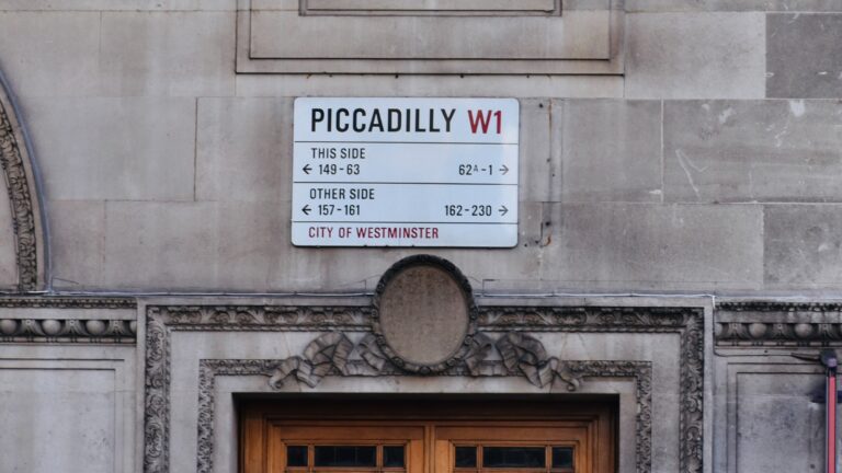 sign for piccadilly